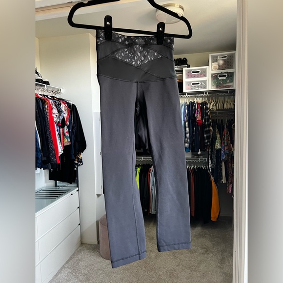 Lululemon Wunder Under Crop (Hi-Rise) (Full-On Luon) - size 4 - Picture 3 of 5